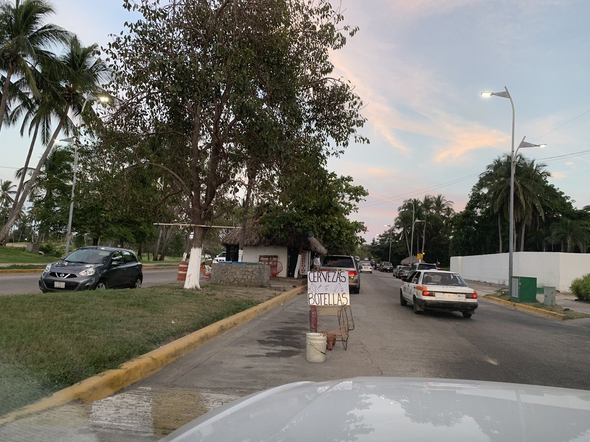 Violando todas las normas y disposiciones sanitarias del <a href="/AcapulcoGob/">Gobierno de Acapulco</a> y del <a href="/Gob_Guerrero/">Gobierno de Guerrero</a> taxistas venden alcohol y cerveza a partir de las 6:00 PM en Costera Las Palmas, frente a los Oxxos y en el sitio de taxis de Mayan Palace <a href="/grupovidanta/">Grupo Vidanta</a> <a href="/Sectur_Acapulco/">Secretaría de Turismo de Acapulco</a> <a href="/Sectur_Guerrero/">Secretaría de Turismo de Guerrero</a>