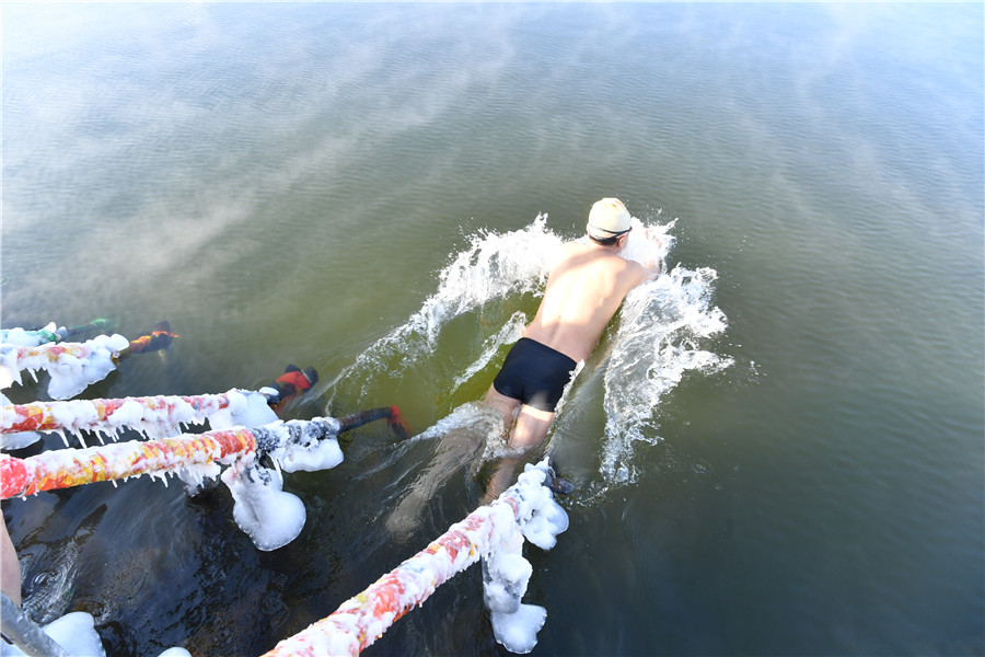 CommerceExpo's tweet photo. Despite the freezing weather in Changchun, Jilin province, more than 100 winter swimming enthusiasts dove into the icy Nanhu Lake on Friday to express good wishes for the new year. https://t.co/2V4rPYzEz1