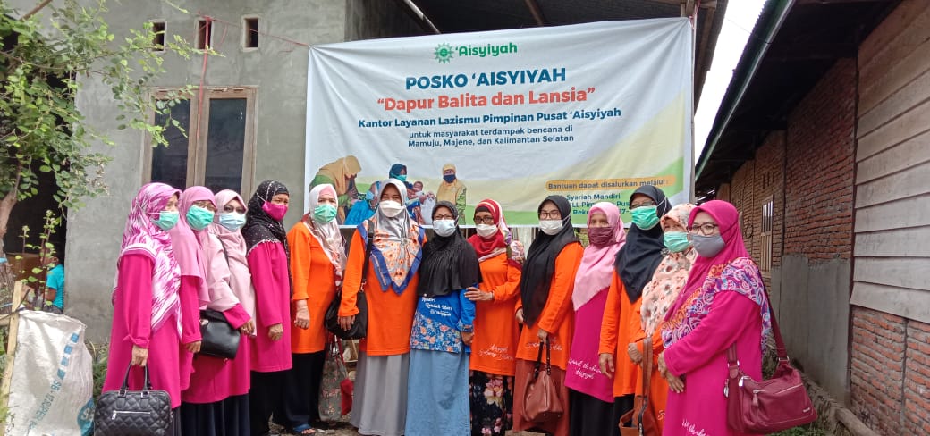 rr5_rhena's tweet photo. Alhamdulillah, mendapat kunjungan dari ketua dan sekretaris PWA Sulsel, ibu Nurhayati Azis dan Ibu Hidayah Quraisyh bersama romgongan pembina Ummul Mukminin. Di Posyan Malunda Majene Sulbar @MDMCIndonesia @LAZISMU @PPAisyiyah https://t.co/ZN7C6ZGUIO