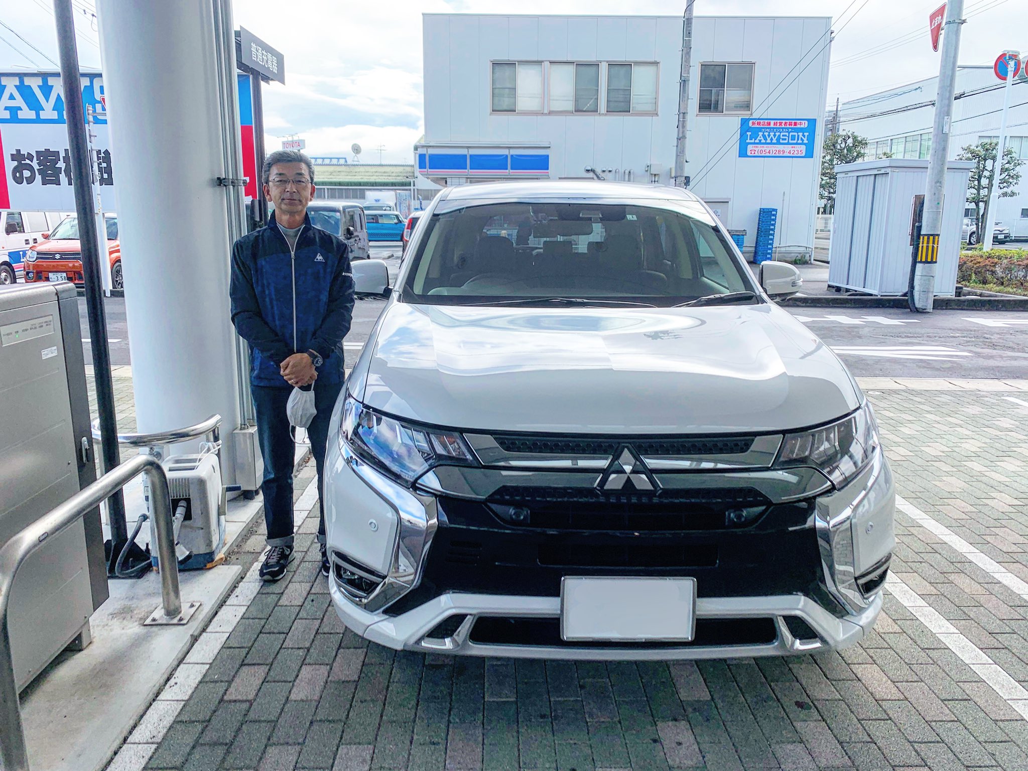 静岡三菱自動車販売 株 静岡南店 新型アウトランダーphev試乗車あります O様 ご納車おめでとうございます デリカd 5からアウトランダーphevへお乗り換えです ディーゼルからphevへ 異なる走りを楽しんでいただけるかと思います 静岡三菱