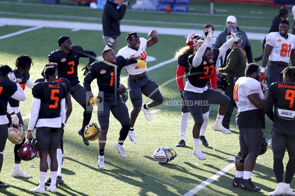 ByJustinLee's tweet photo. Presented without context:
KJ Britt busting a move at Senior Bowl practice. Photos via @AP https://t.co/OVTADCHttz