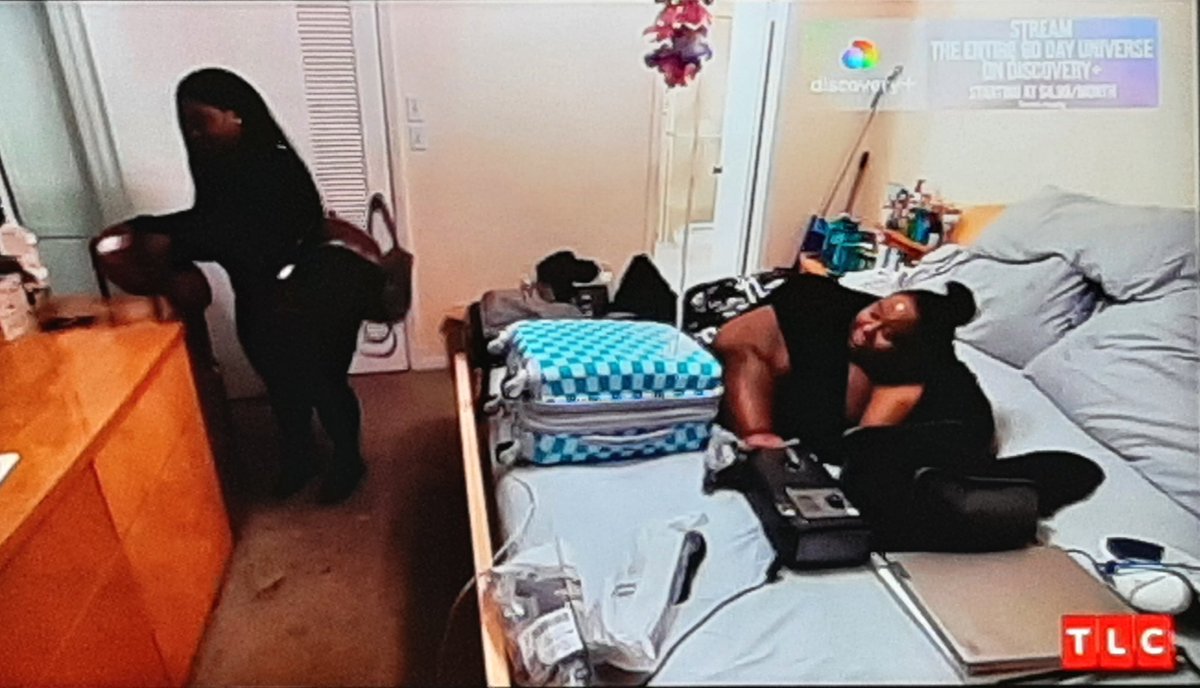 trauma_code87's tweet photo. Melissa, girl, I gotta change the subject...that suitcase is so damn cute. #my600lblife https://t.co/iUZJLe4gh0