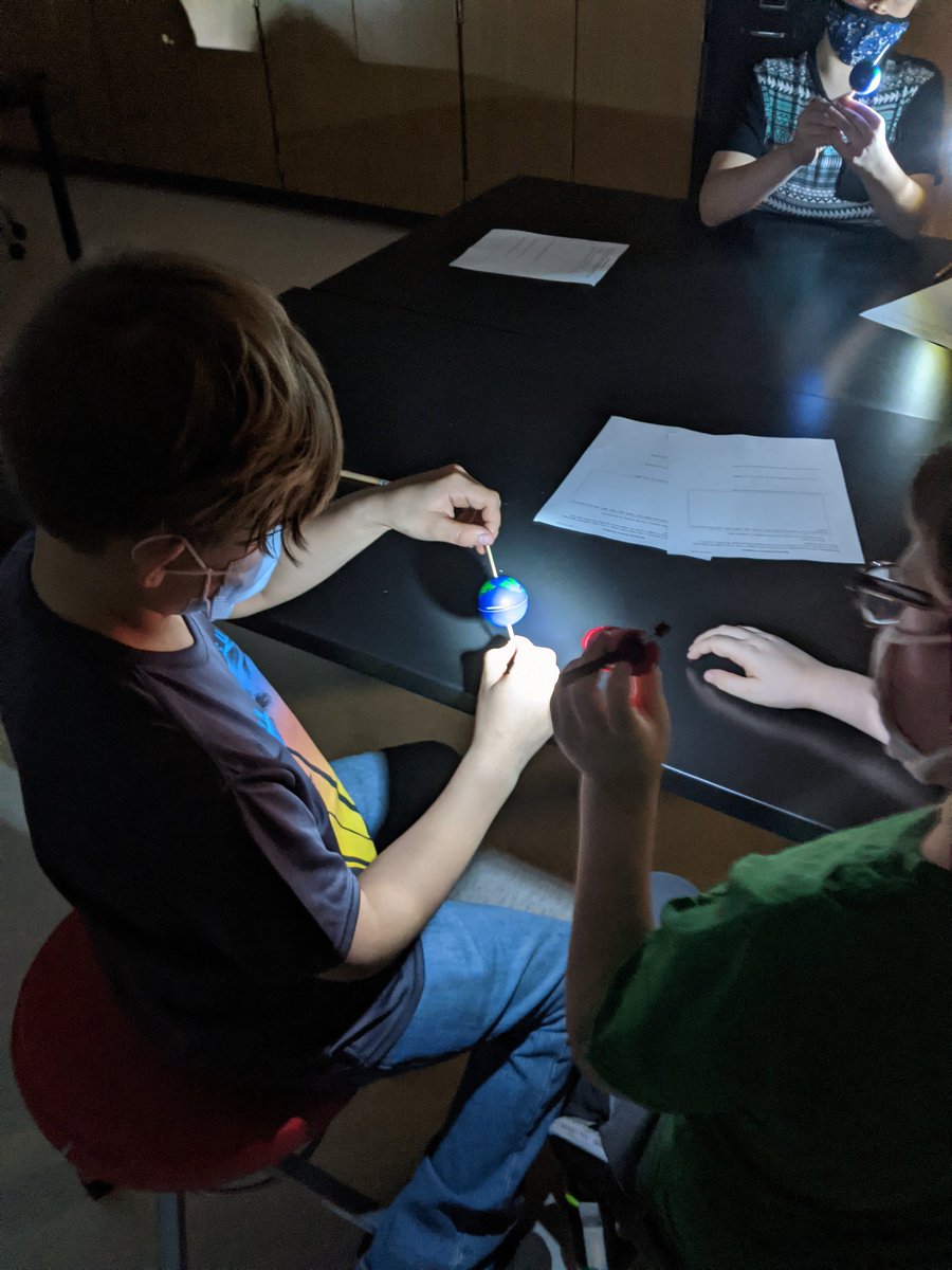 Jkeith1217's tweet photo. Today students explored how the Earth's rotation causes the day and night cycle. @SplendoraISD @TimberLakesElem #WeAreSplendora #TLELakeLife https://t.co/rKZbLfOvTf