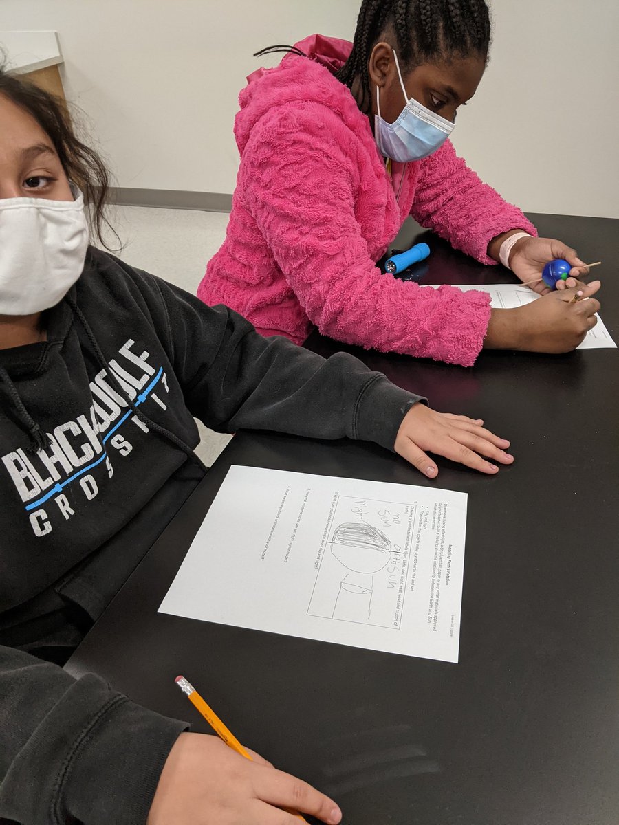 Jkeith1217's tweet photo. Today students explored how the Earth's rotation causes the day and night cycle. @SplendoraISD @TimberLakesElem #WeAreSplendora #TLELakeLife https://t.co/rKZbLfOvTf
