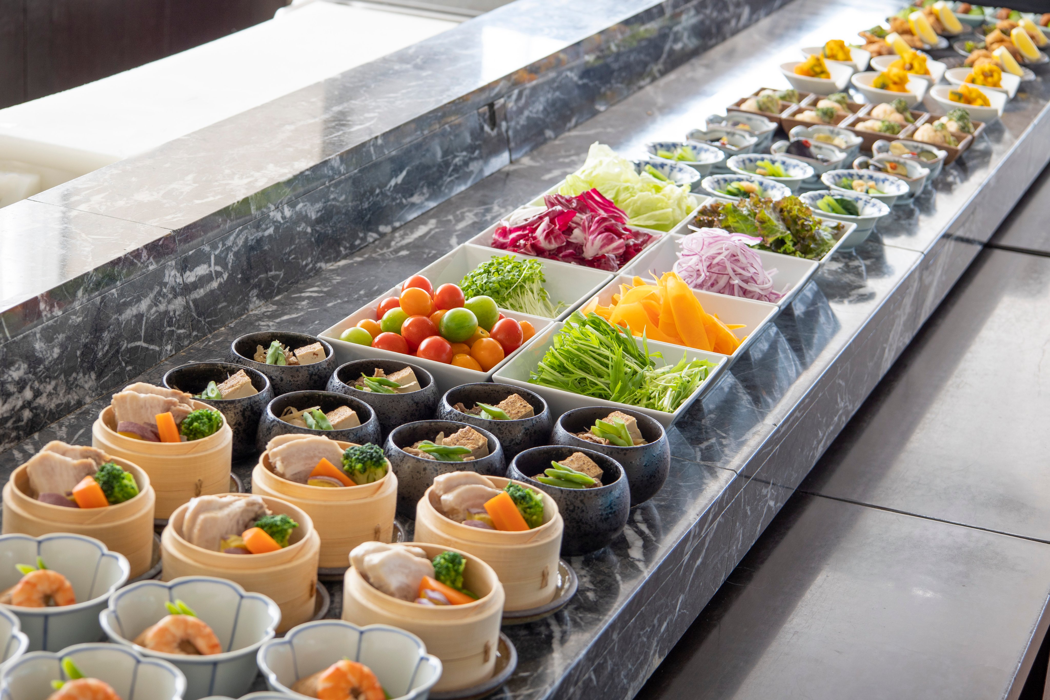 花ごよみ東京 和食レストラン 花ごよみ東京です 本日も当店はランチ営業しております お天気の日には当店の本格的和食ブッフェいかがでしょうか お席まで すぐのご案内が出来ます どうぞご利用くださいませ T Co Hz7a1hldjo ランチ