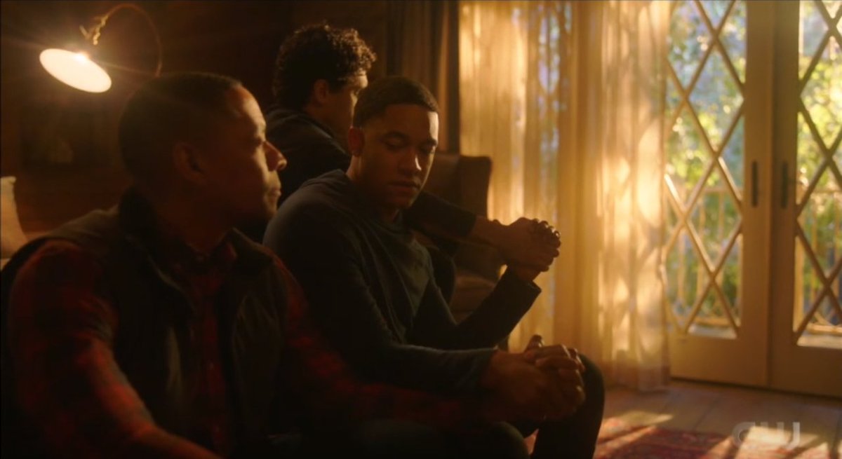 emruegifs's tweet photo. Raf holding Landon and his father's hands 😭😭😭 #Legacies https://t.co/6vqBWx9EC4