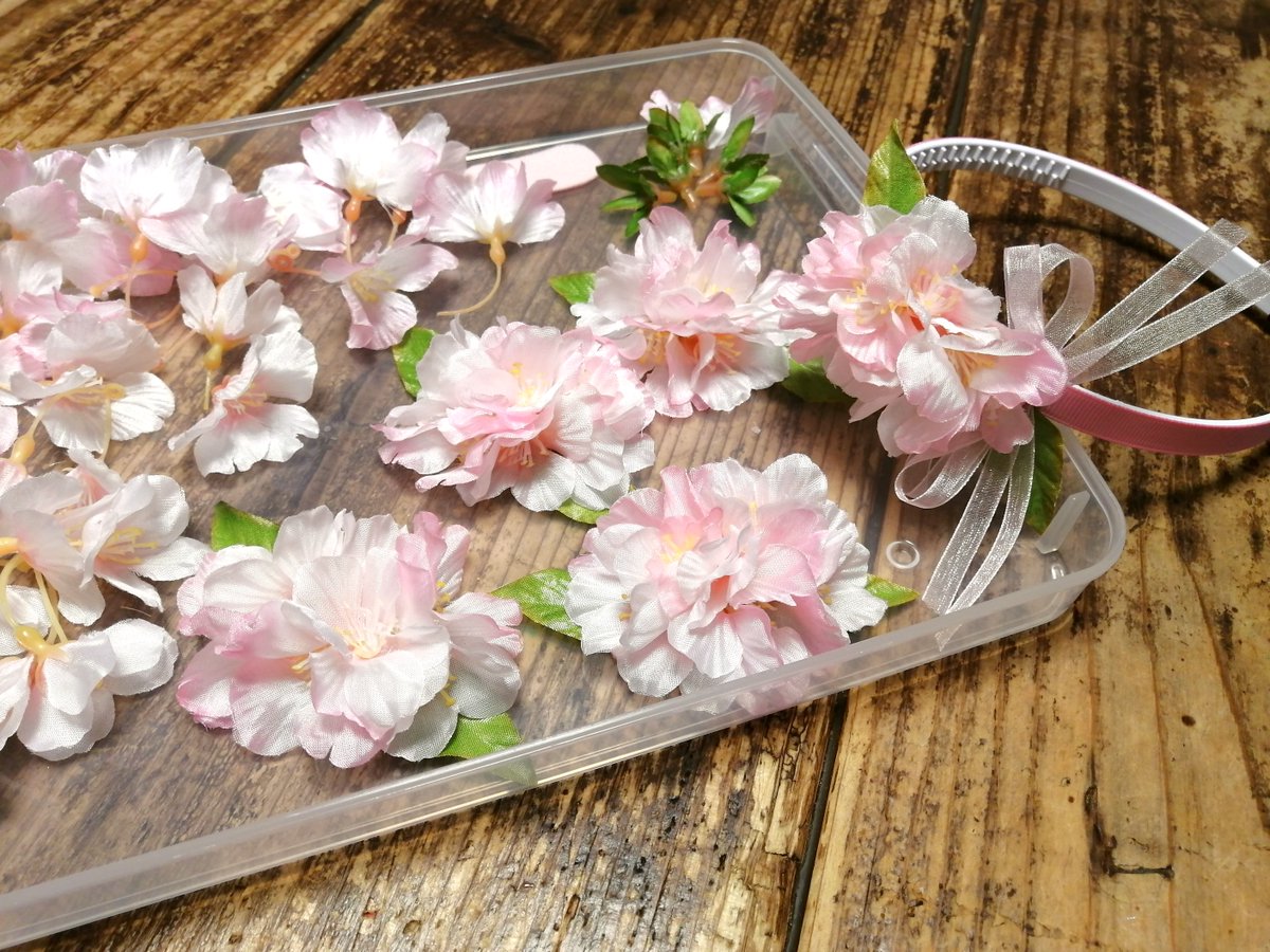 ট ইট র イラストレーター のびこ ひな祭りやお花見にぴったりの桜のカチューシャやヘアピンを制作中です 早く春が来ないかな ヘアピン ヘアアクセ ヘアアクセサリー 髪飾り リボン ハンドメイド 手作り 幼児 桜 さくら ひな祭り 雛祭り お