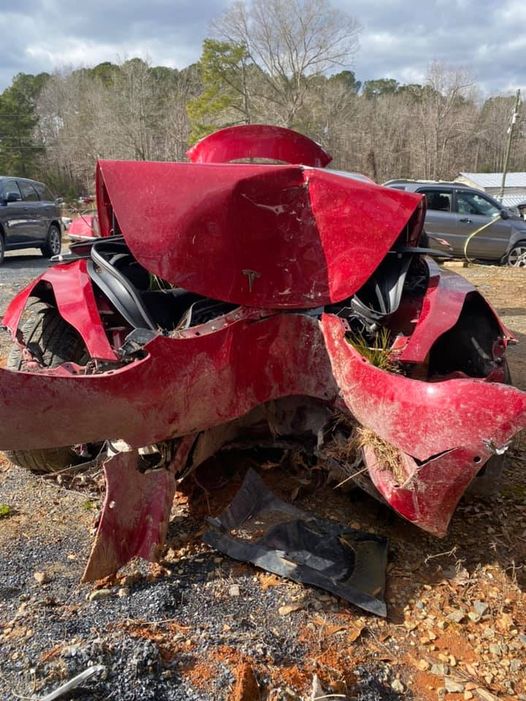 cybrtrkguy's tweet photo. Model 3 slammed 50mph into a tree. 

Driver walked away without injury. 

Buy a Tesla, stay alive. https://t.co/6f0TBgeMKH