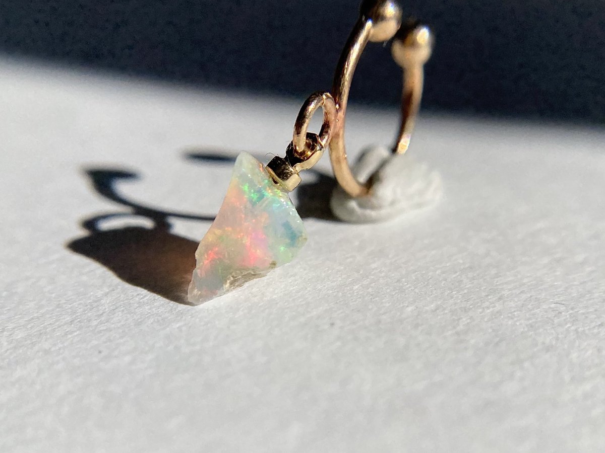 TrozoShop's tweet image. オパール撮影中！

イヤーカフ4点、ピアス1点

イヤーカフはオパールが揺れちゃうんですよ🥺

可愛い過ぎませんか？