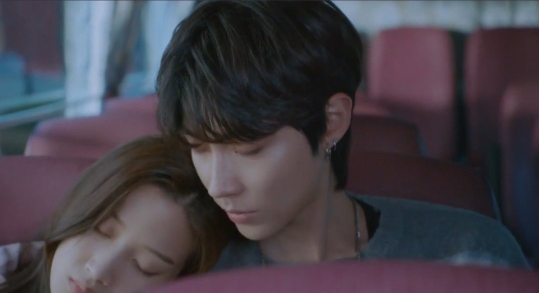 kdramastanx's tweet photo. Seojun's shoulder the safest place🥺
#TrueBeautyEp14 https://t.co/RlV9RI9Dkb
