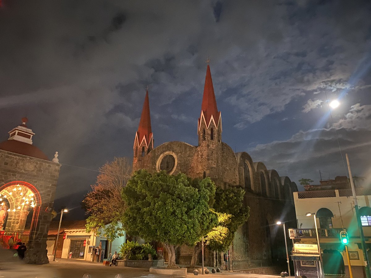 MichelleOnofre's tweet photo. Espectacular luna llena 🌕, no se la pierdan, aquí de fondo a la iglesia más bella de Cuernavaca 😍 https://t.co/P030JMVN42