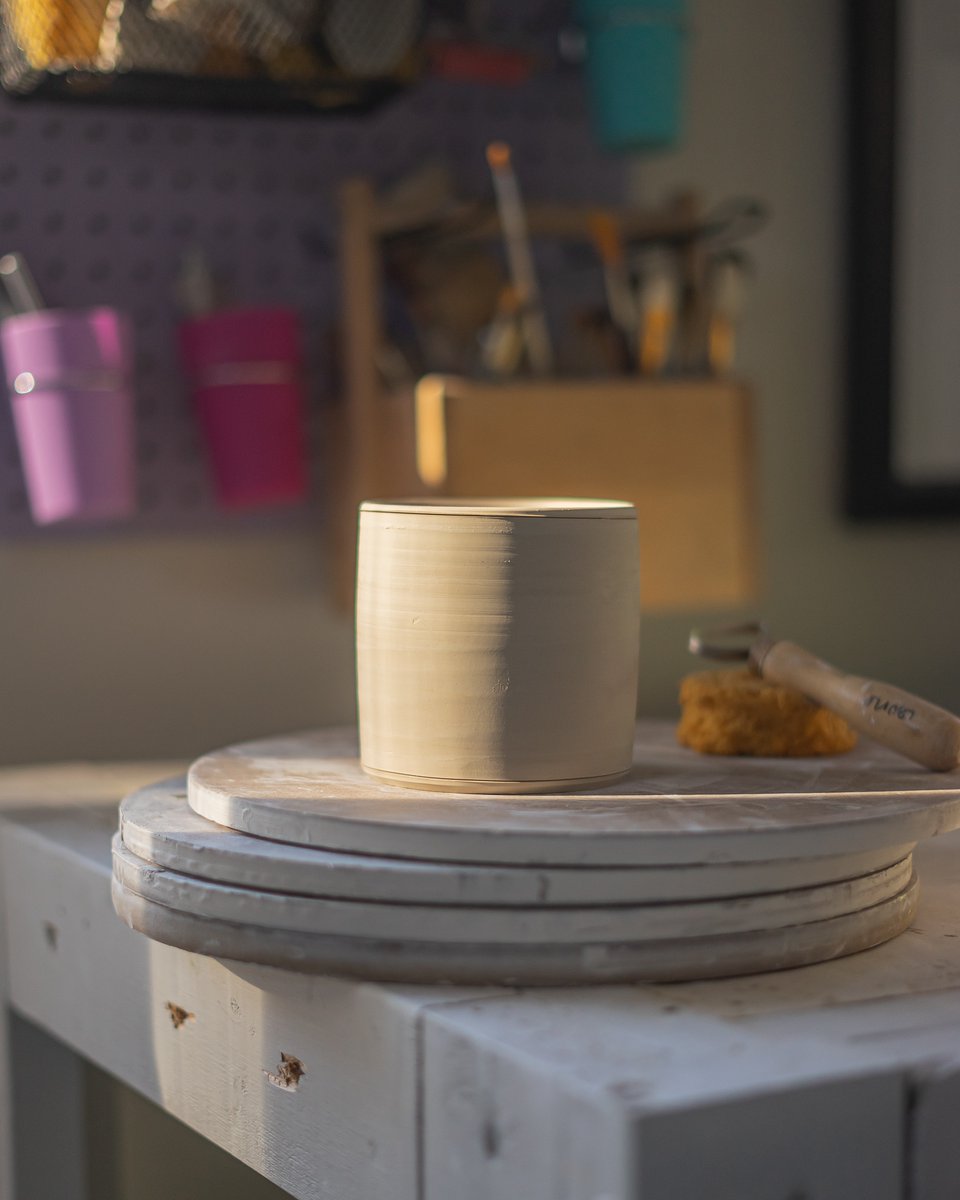 lauriecaffery's tweet image. Feels goooooooood to be in the studio getting back in the swing of things. Stay tuned for some fun things in the coming weeks! And in the meantime please enjoy this gloriously blank canvas 🌈 .

#potteryfun #potterymugs #ceramicsdaily #ceramicsart #instapottery