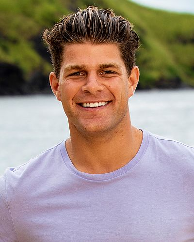 BestSurvivorFan's tweet photo. David vs Goliath-

Neither of these pictures do them any justice! Kudos to Miss Kara for having all those men wanting a bite. https://t.co/IcYymlgNAz