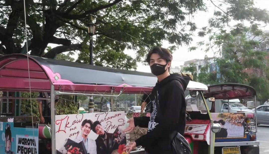 BackboneMCOT's tweet photo. น่ารักฉุดไม่อยู่จนขึ้นเทรนด์ทวิตเตอร์ อันดับ 1 ของไทยกับ #OneFineDaywithGulf เมื่อหนุ่มกลัฟทำคลิปสุดพิเศษตอบเเทนแฟนคลับตระเวนถ่ายกับโปรเจกต์รักที่แฟน ๆ ทำให้ 😍💕

#gulfkanawut #gulfkanawutfc
#กลัฟคณาวุฒิ
#ลูกบอลของคุณบิ๊กกลัฟ
#MewGulf #หวานใจมิวกลัฟ
#OneFineDaywithGulf https://t.co/AsANJxCaxY