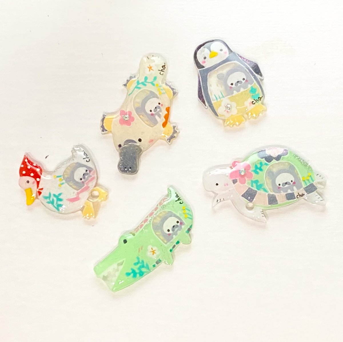 chakomapandaru's tweet photo. プラ板☆
イースター☆
タマゴを産む生き物シリーズ☆
イラスト、描き始めただる☆
『彩りの森のだるだるさんと仲間たち。』
→ https://t.co/QpVFwRbHSz
#だるだるさん #hakococo
#キャラフェス4 #プラ板 #プラ板レジン #ブローチ
#イースター
#イラスト #たまご #ワニ #ペンギン #かものはし https://t.co/rELUjkWkwU