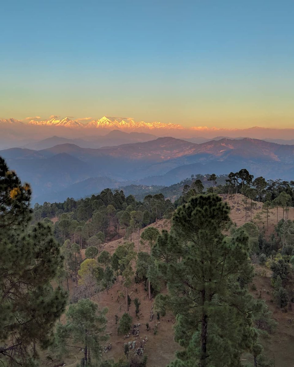Thikane24's tweet photo. #Bageshwar situated on the confluence of Saryu and Gomati rivers, surrounded by the #mountains of Bhileshwar and Nileshwar to its east and west and by the Suraj Kund in the north and Agni Kund in the south.
#Uttarakhand #nature #Tourism #wellness #Photos #offbeatuk #offbeat https://t.co/cADjp9imIv