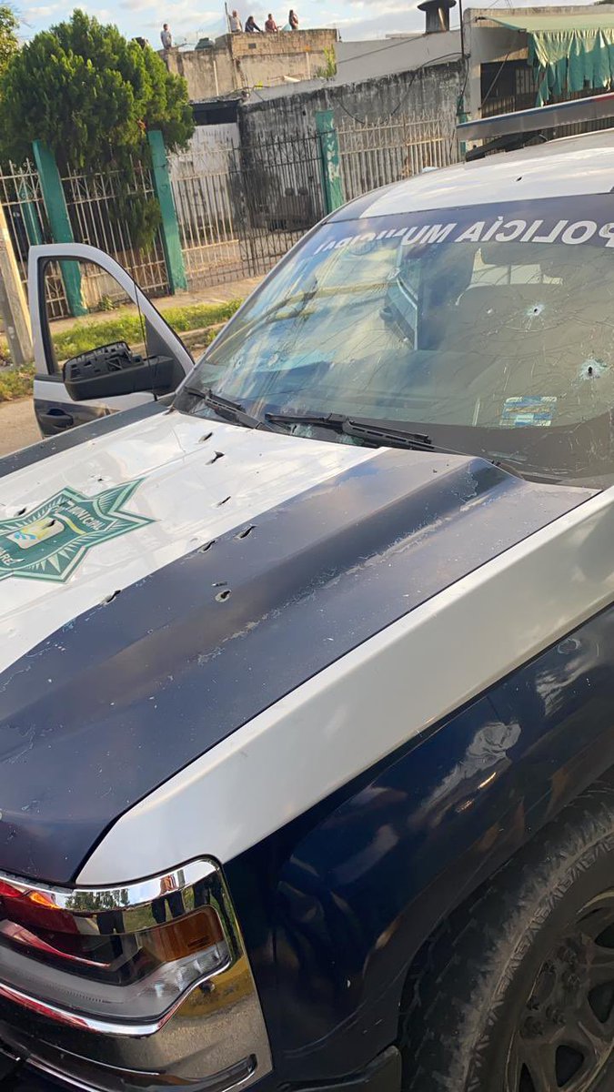 Lucio_HG's tweet photo. Poco reconocidos, muy criticados, pero sin duda nuestra #PolicíaQuintanaRoo cada día sale a las calles a protegerte arriesgando su propia vida, buscando esa paz y tranquilidad que todos anhelamos. Así quedó el equipo de mis compañeros @PoliciadeCancun en el enfrentamiento de ayer https://t.co/7i9qL8RMLL