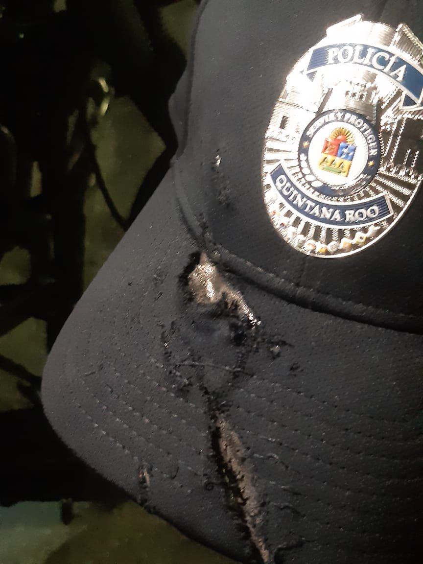 Lucio_HG's tweet photo. Poco reconocidos, muy criticados, pero sin duda nuestra #PolicíaQuintanaRoo cada día sale a las calles a protegerte arriesgando su propia vida, buscando esa paz y tranquilidad que todos anhelamos. Así quedó el equipo de mis compañeros @PoliciadeCancun en el enfrentamiento de ayer https://t.co/7i9qL8RMLL