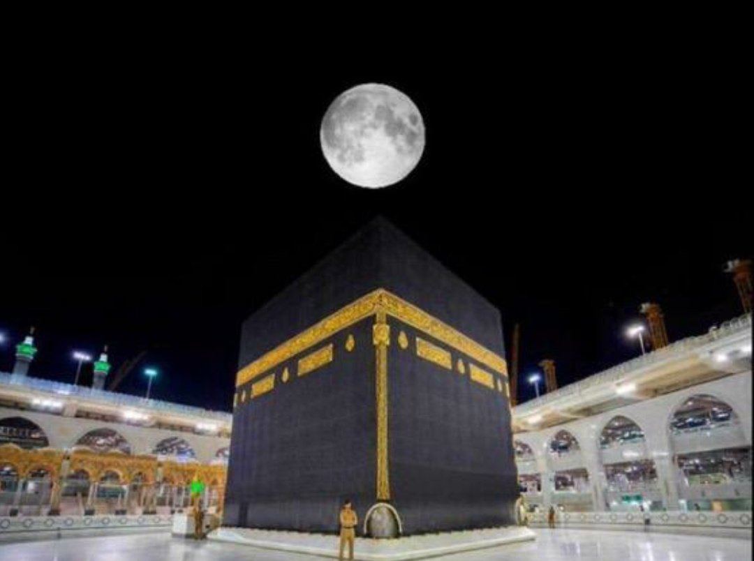 В саудовской аравии увидели луну 2024. Кааба Мекка ночной. Кааба в Мекке 2021. Кисват уль-Кааба. Мечеть Кааба звезды.