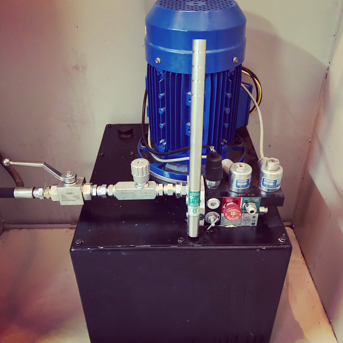 elevamon_of's tweet image. Sabias que desde el año 2013 es obligatorio legalizar y tener contratado un servicio de mantenimiento en todos los ascensores unifamiliares? 
En muchos casos hay que hacer adaptaciones, asi que por la seguridad y tranquilidad de tu familia no lo dejes, nosotros te ayudamos 😉💪🏼