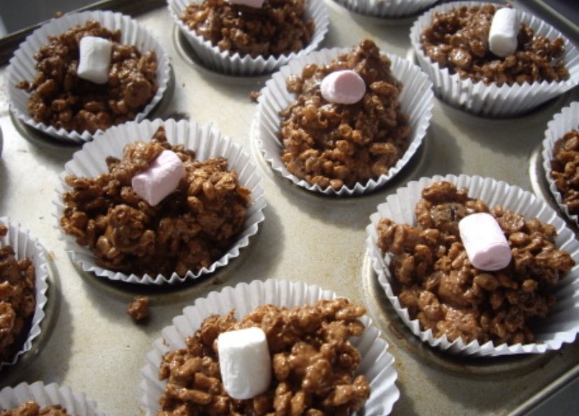 NansenSchool's tweet photo. EYFS Lets make Rice Krispie Cakes.
Step 1- Melt 100g milk chocolate.
Step 2- Mix the melted chocolate with 40g Rice Krispies. Step 3- Spoon the mixture into fairy cake cases. Step 4- Decorate with sprinkles, marshmallows or mini eggs. #EYFS #homeschooling #WeLoveToCook #Yummy https://t.co/SPLlywpzPF