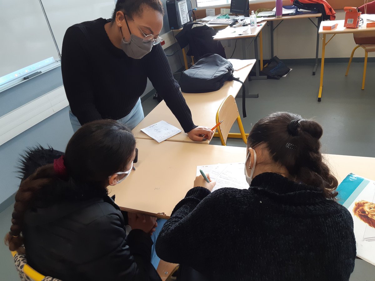 [Éducation] <a href="/ProjetTEKNIK/">Projet TEKNIK</a> En direct du Collège Stendhal La 4ème 2 est bien partie pour le Défi! 💡🏆Imagination et implicationau RDV! Les élèves ont même refusé d'aller en récré!😊 Merci à Gil de @enedis_pyr_S <a href="/t_costes/">Thierry Costes</a> <a href="/L_Blondon/">Laurent Blondon</a> @StLesenechal <a href="/EE_ac_toulouse/">EcoleEntrepriseToulouse</a> @GrandMirail31