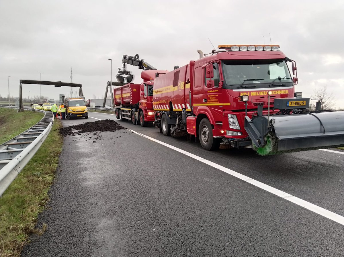 adjmilieu's tweet photo. #A59 hp 88.8 S , slib en grond op de baan, dat ruimen wij vakkundig op! Sorry voor de overlast ! https://t.co/F74ZJn2KPe