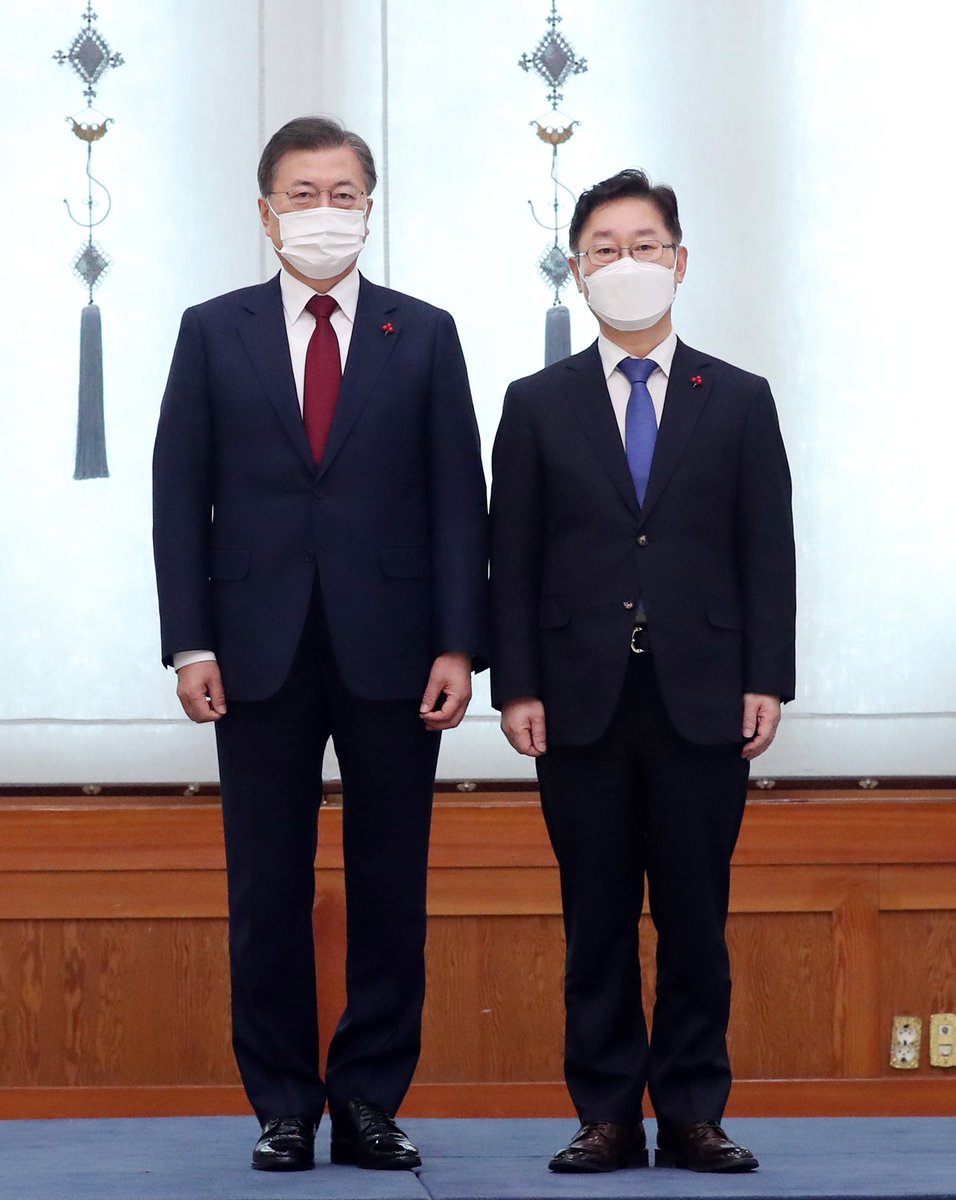 문재인 대통령님으로부터 법무부장관
임명장을 받았습니다.
정의를 의미하는 초롱꽃, 완결을 의미하는 장미도 함께
ㅡ 결코
변치않을 정성스런 마음으로 보필하겠다고 다짐했습니다.