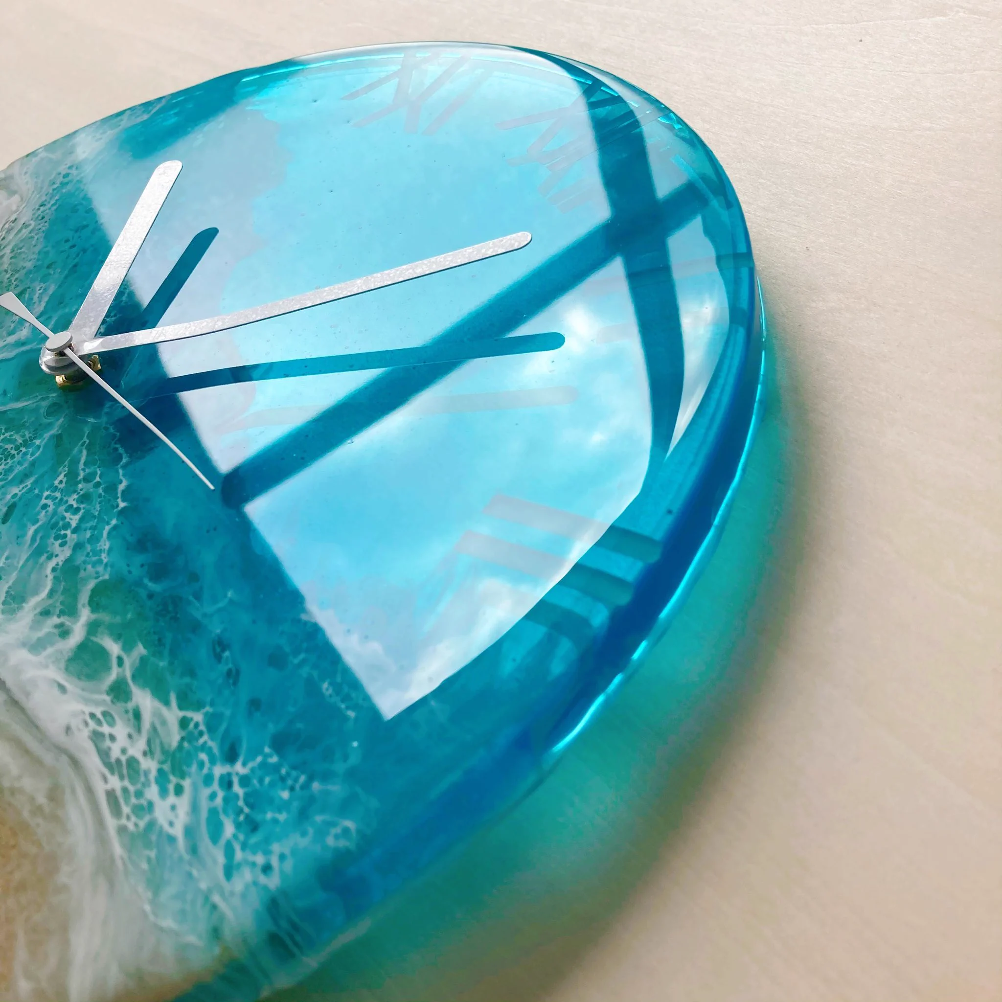 とってもきれいなレジンアート。「Turquoise Ocean Clock」