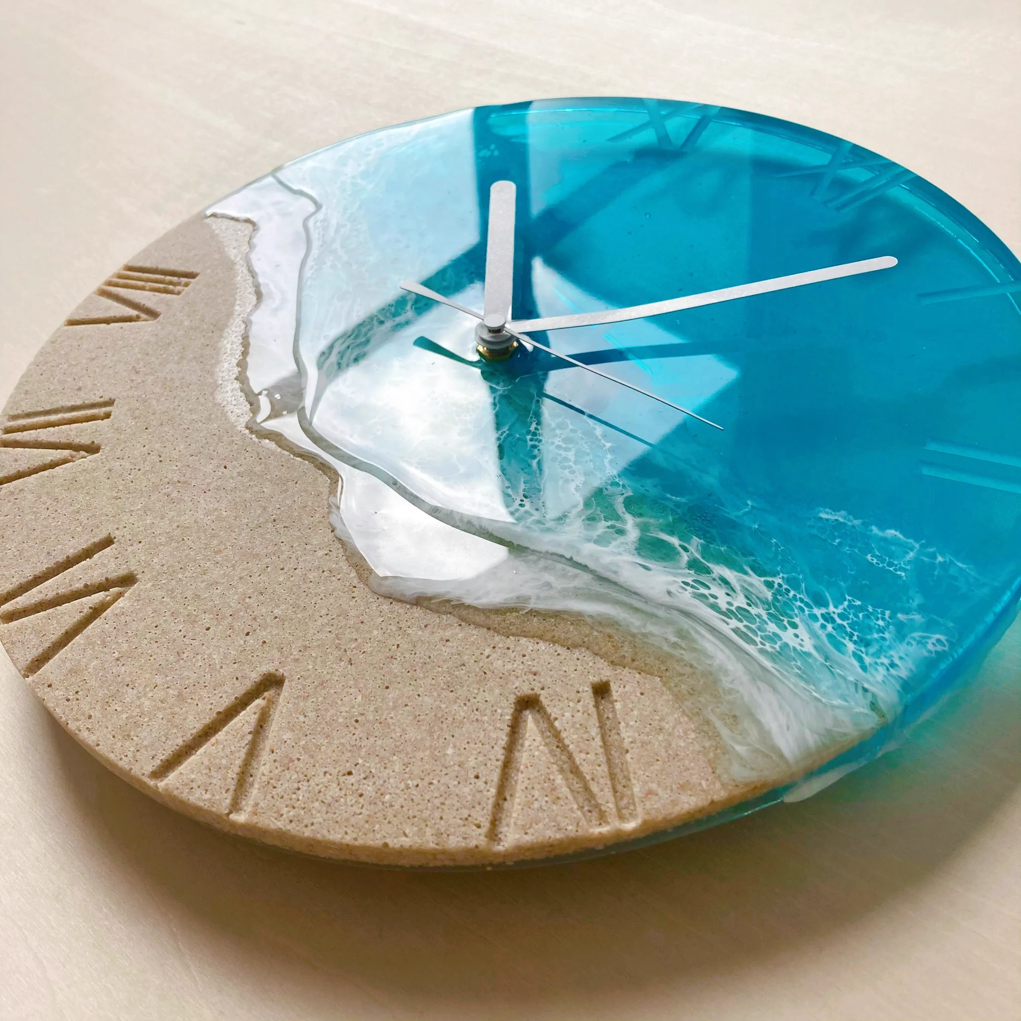 とってもきれいなレジンアート。「Turquoise Ocean Clock」