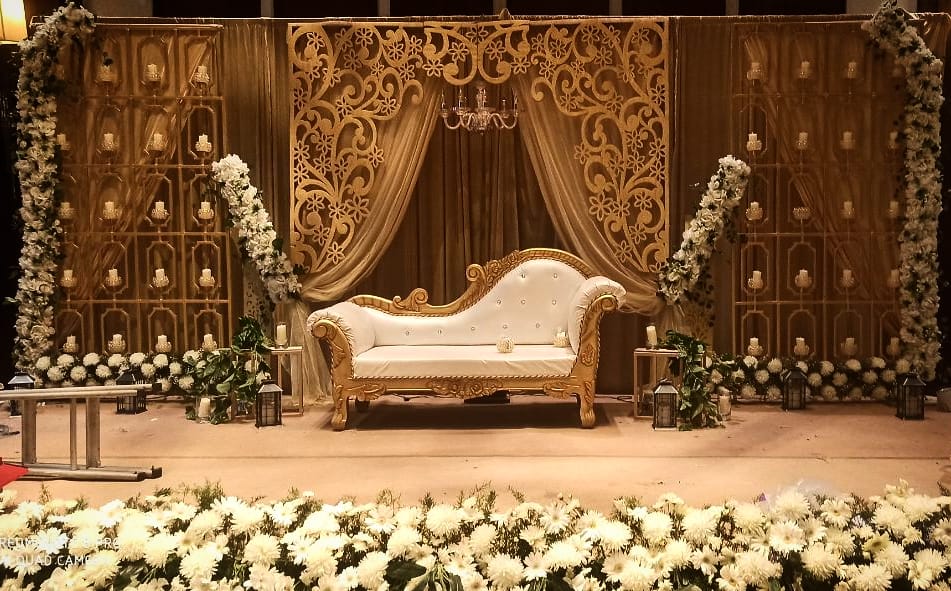 ProductionsLook's tweet image. Church decorated with golden drapes and white sun flowers..

A holy place where our couple's said "I do" to each other..

Contact@9804747377 for bookings.

Visit: stagelookproductions.com

#themewedding #weddingphotography #weddinginspiration #themeweddings #weddingplanner