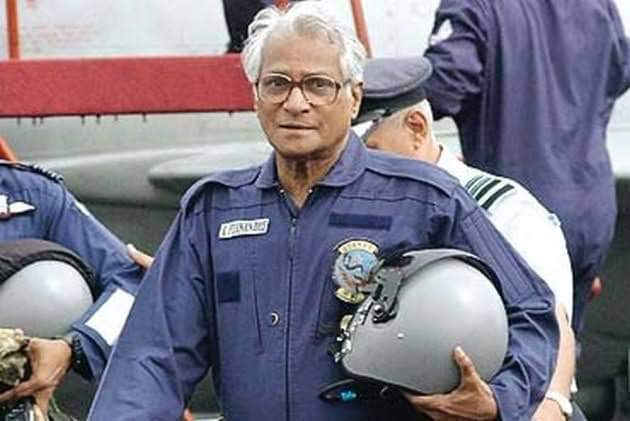 Homage to BharataRatna deserving legend #GeorgeFernandes on his Smaran Divas. #MyHeroThe Socialist Crusader, Who Left His Family For One Cause, Fight Against  @INCIndia and  @cpimspeakThe MAN Who Flew Sukhoi at his 70s.The MAN Who Visited Siachen Thrice To Be With Soldier's