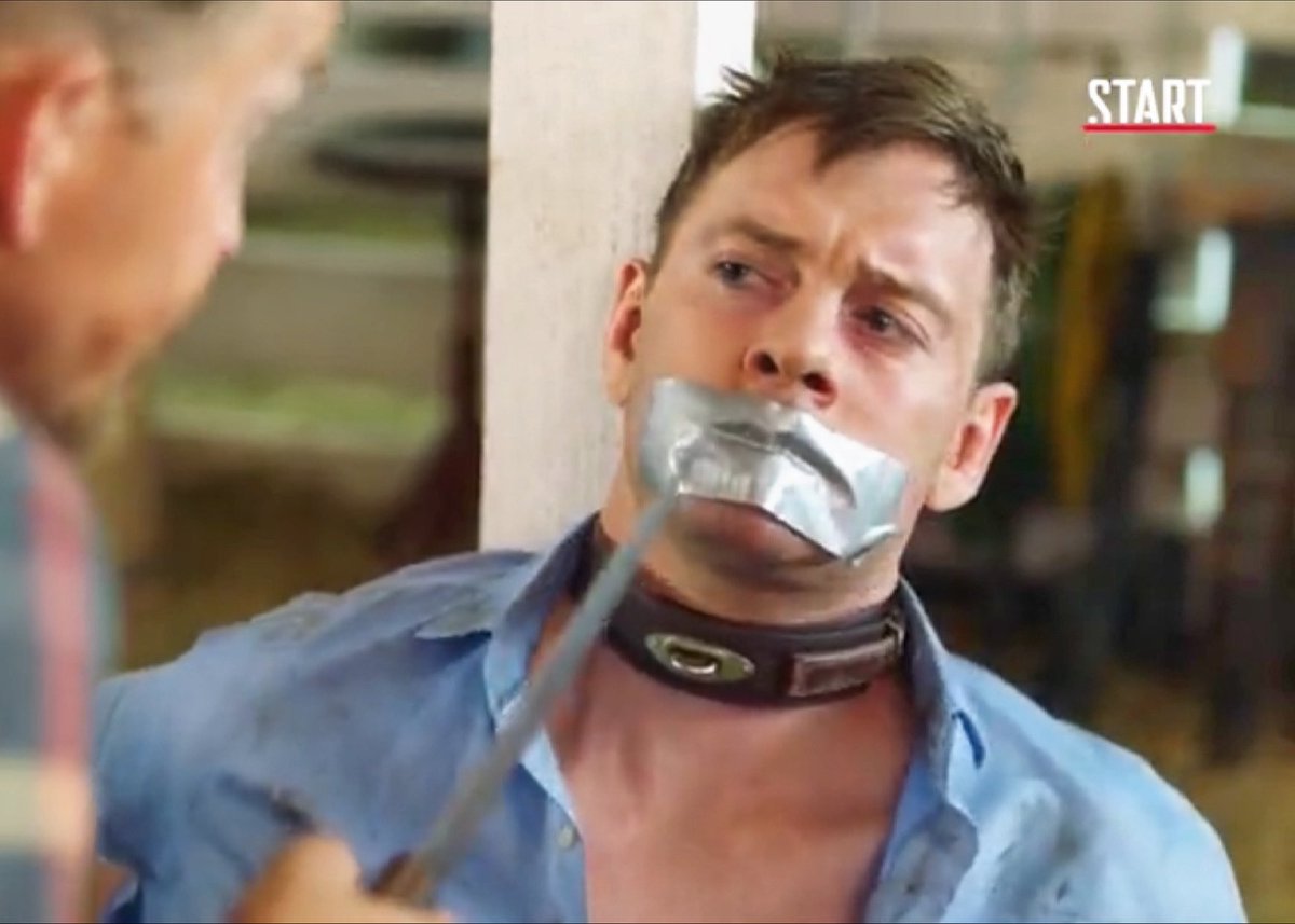 Max05513's tweet photo. Сериал Гранд 4#1 หนังตลกที่จับพระเอกหมีขาว АЛЕКСАНДР СОКОЛОВСКИЙ มาทรมาน เค้าโดนคู่ปรับดักตีหัว ตื่นมาอีกที โดนมัดมือไพล่หลัง เทปกาวปิดปาก��น่น แถมโดนจับสวมปลอกคอล่ามโซ่กับเสา เหมือนเป็นสัตว์ตัวนึงในฟาร์มที่ส่งเสียงร้องไม่ได้ #АЛЕКСАНДРСОКОЛОВСКИЙ #TapegaggedMen #GuyGagged https://t.co/XYBSeGAEWH