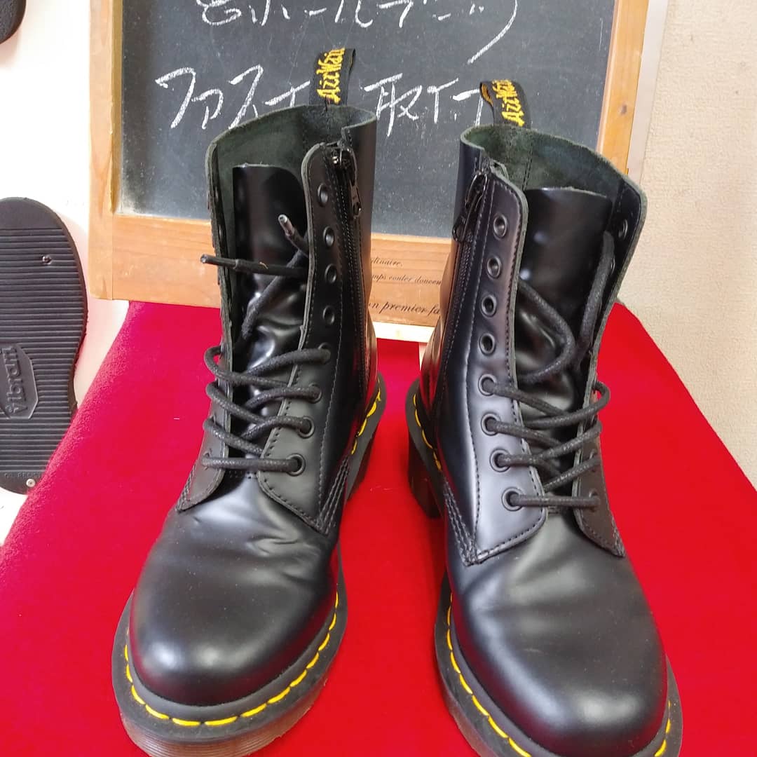 靴とカバン修理のホップ 今日も寒いです 空っ風の群馬です ドクターマーチン Dr Martens 8ホールブーツにコイルファスナーを取り付けました 脱ぎ履きが楽になり より 一層ドクターマーチンを楽しんでいただけると思います ドクターマーチン
