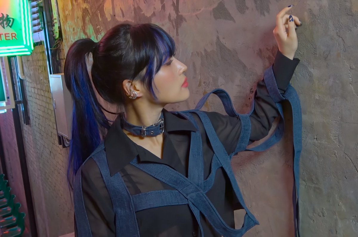 a short thread of siyeon with chokers for science purposes