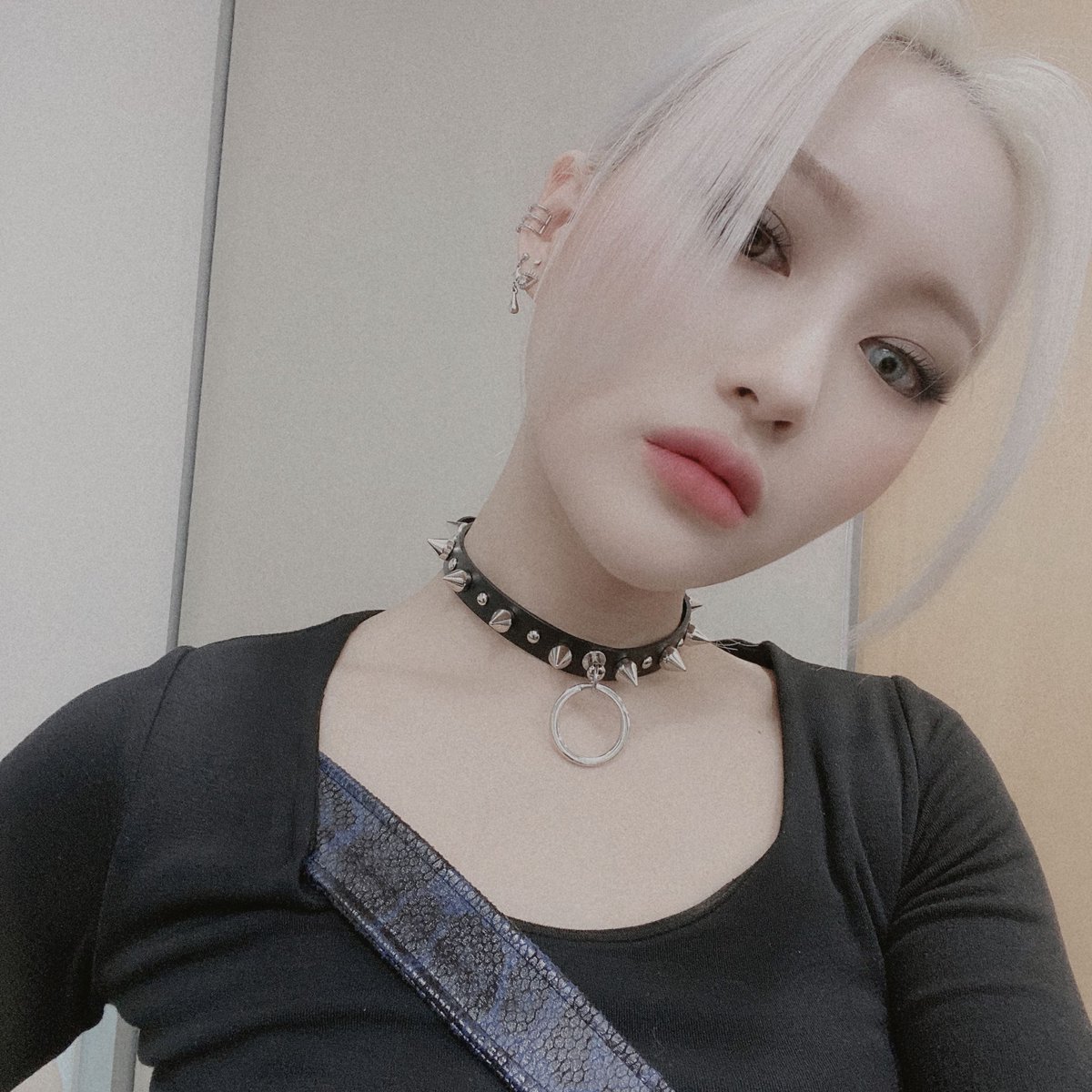 a short thread of siyeon with chokers for science purposes