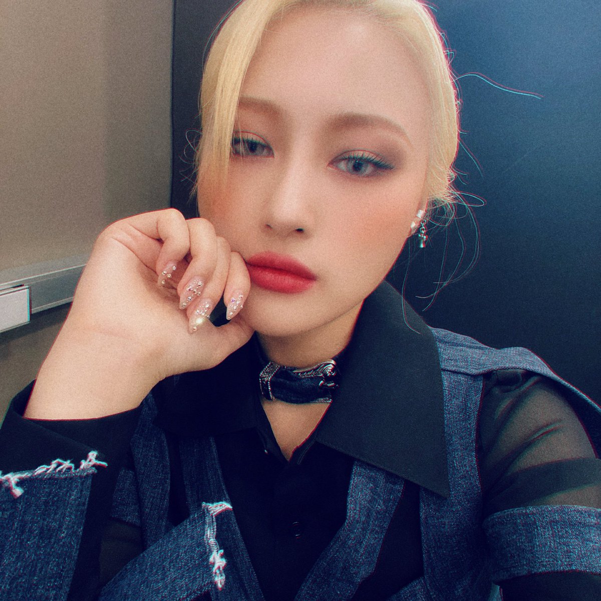 a short thread of siyeon with chokers for science purposes