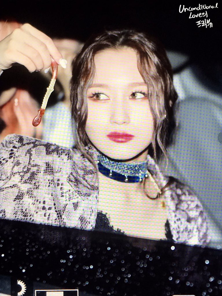 a short thread of siyeon with chokers for science purposes