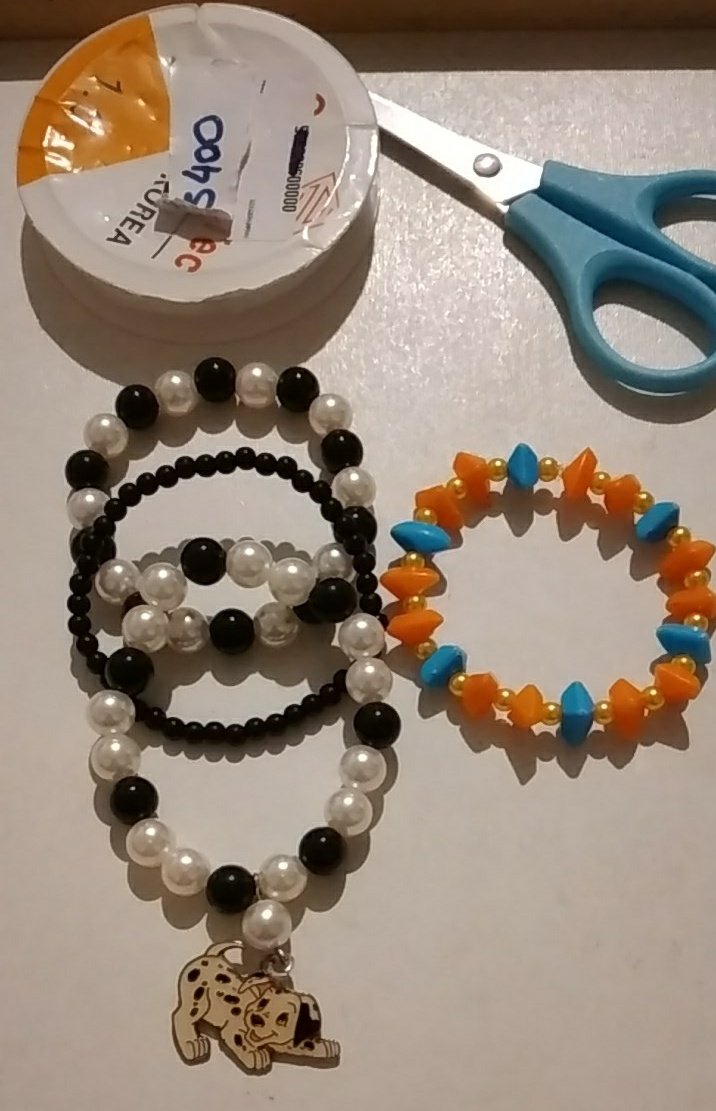 brunasdesouza's tweet image. Uma noite agitada, depois de terminar o trabalho. Adrenalina a mil. O que fazer? 

Pulseiras!

Viciada (de novo) pelo #pulseirismo 😆😁