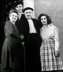 merlinpapin3's tweet photo. Vu #LePèreTranquille de #RenéClément (1946) avec #NoëlNoël, #PaulFrankeur, #JeanLara, #NadineAlari, #JoséAthur, #ClaireOlivier, #MauriceChevit, #HowardVernon et #RogerPierre
@Jouxplane83 @FredOL69007 @tbarnaud https://t.co/06kszxf36w