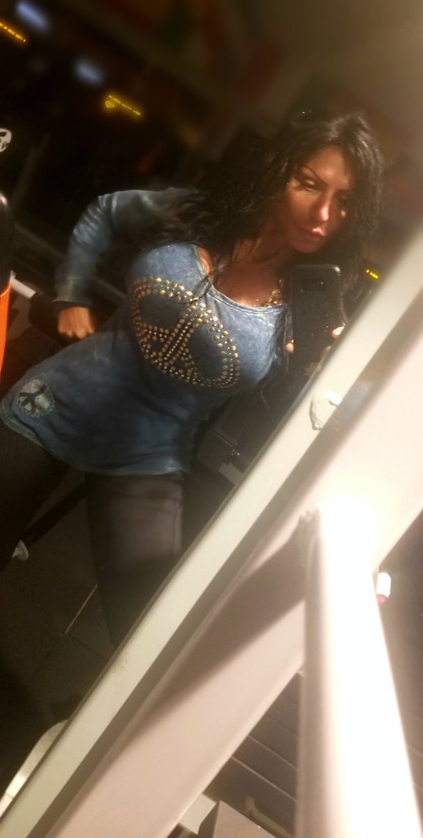 #thursdaynight #gymlife #outmusclecancer #RLQZone #RLQ #covidfriendly
My date tonight: is always loyal, I am always dedicated, makes me feel sexy &amp; brings me peace💘...ahhh yes it's still  the weight room! 💃💪😘🤣xo