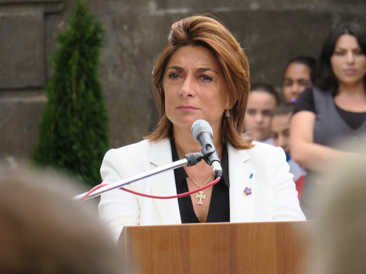 Il y a 20 ans la #France par l'intermédiaire de son Président, Jacques #Chirac, a envoyé un signe fort aux Arméniens en promulguant la première loi française de ce siècle reconnaissant le #GénocideArménien de 1915. 
20 ans plus tard, je demande à la France d'être aussi claire.