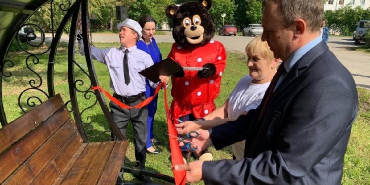 лавочка в школе. открытие скамейки. открыли скамейку. торжественно открыли лавочку. открытие лавочки.