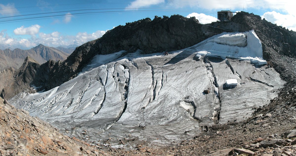 Geotextiles are white blankets widely used in the Alps to artificially mitigate glacier melt at the local scale, mostly in connection with skiing facilities. (2/n)