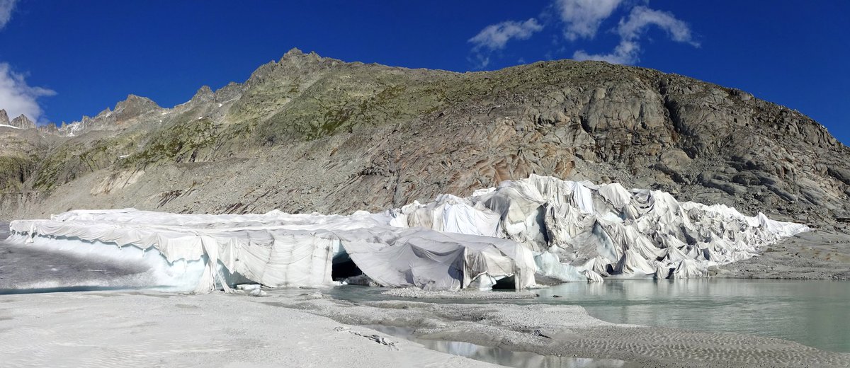 Geotextiles are white blankets widely used in the Alps to artificially mitigate glacier melt at the local scale, mostly in connection with skiing facilities. (2/n)