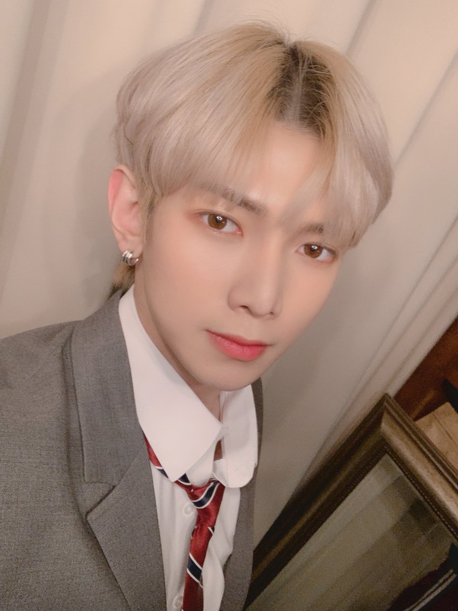 ATEEZofficial's tweet image. [#여상] 강부장과 함께할 에이티니 찾아요❤
#ATEEZ #에이티즈