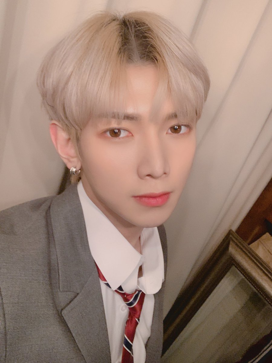 ATEEZofficial's tweet image. [#여상] 강부장과 함께할 에이티니 찾아요❤
#ATEEZ #에이티즈