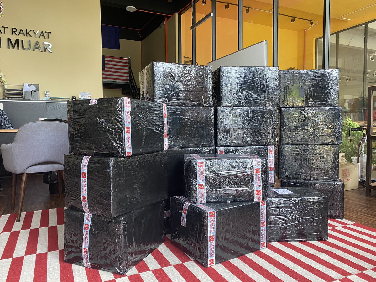 SyedSaddiq's tweet image. Stok laptop baru sampai lagi! 

Saya akan singgah ke lebih 50 buah keluarga Muar hari ni dan esok untuk agihkan laptop. 

Rasa nak buat live unboxing petang nanti. 🤓🧐

#BotakChallenge