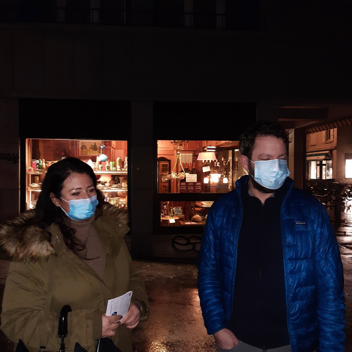 PLRLausanne's tweet photo. Il fait nuit, il fait froid, il pleut et nous sommes heureux de vous rappeler de voter PLR le #7mars. #CCLausanne #lausanne #ecvd21 #5deux #onchangeen21 #lausannedemain https://t.co/loU8mvoDd9