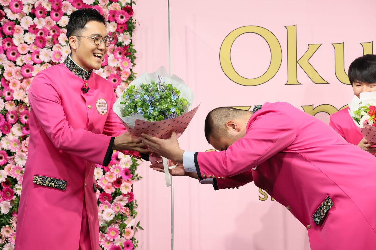 nippon_fc2020's tweet photo. 【イベントレポート③】
#ハナコ 岡部さんの「#OkuléteGommen 」💐
@okb_dai

秋山さん菊田さんに向けて、
遅れた結婚祝いに花束を渡した岡部さん🌼

菊田さんの結婚は2年前！と
ツッコミながらもうれしそうなお二人でした💛

#遅れたおめでとうを花で https://t.co/5y3b6Udhtp